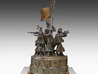 Pierre de soete (1886-1948), "la défense du drapeau", bronze and polychrome bronze on a marble base. height: 58 cm. (22.82 in.), diameter: 31 cm. (12.19 in.) - afbeelding 17 van  19
