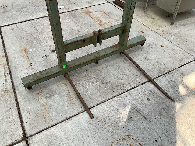 Pin voor hooibalen te laden - afbeelding 3 van  6