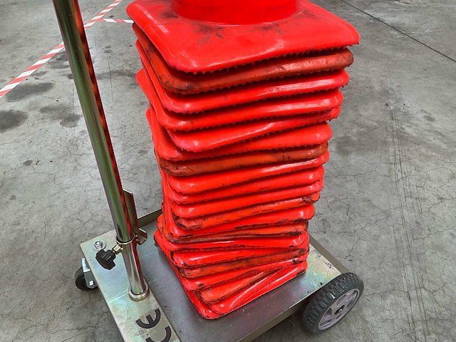Pionnenwagen met verstelbare houder (verkeerskegels trolley) - afbeelding 2 van  2