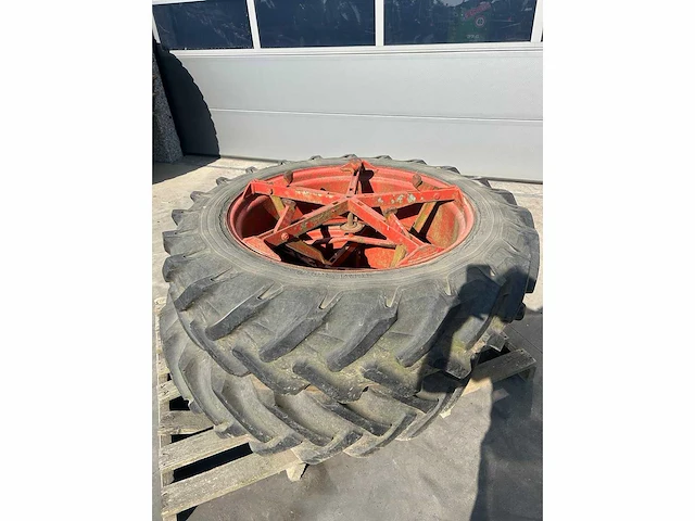 Pirelli - tyre, wheel and rim - afbeelding 1 van  2