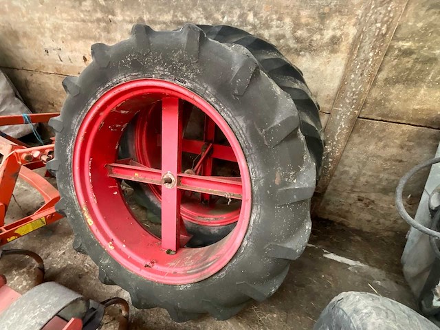 Pirelli 136/12r38 band, wiel en velg - afbeelding 1 van  4
