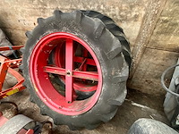 Pirelli 136/12r38 band, wiel en velg