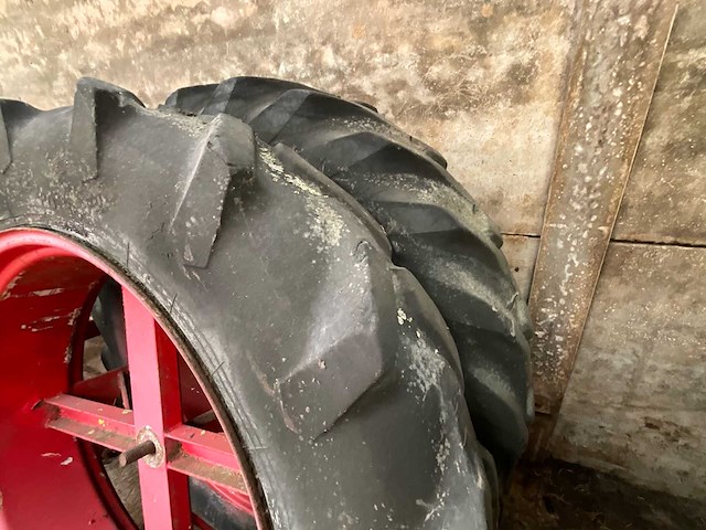 Pirelli 136/12r38 band, wiel en velg - afbeelding 3 van  4