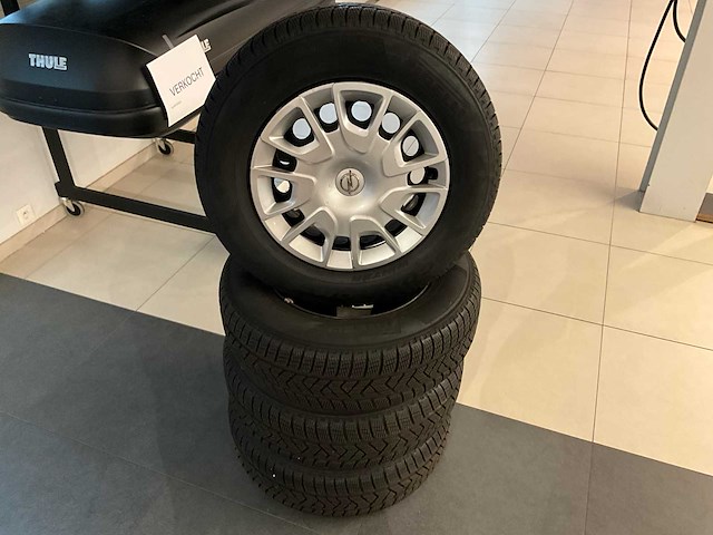 Pirelli pirelli 4 nieuwe banden met velg - afbeelding 1 van  4
