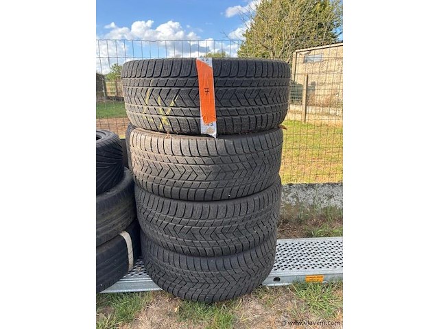 Pirelli scorpion winter - afbeelding 1 van  1