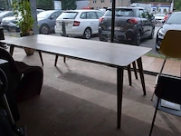 Pitcher eettafel of vergadertafel van seuren tafels in massief hout met schuin onderstel 100x260 cm met bijpassende pitcher zitbank 200 cm lengte en 47 cm hoogte (6) - afbeelding 3 van  8