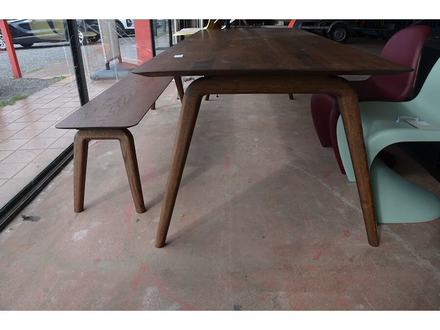 Pitcher eettafel of vergadertafel van seuren tafels in massief hout met schuin onderstel 100x260 cm met bijpassende pitcher zitbank 200 cm lengte en 47 cm hoogte (6) - afbeelding 6 van  8