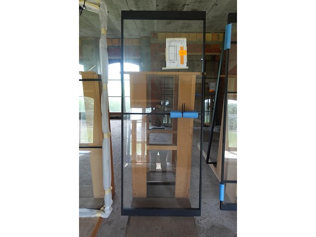 Pivoterende stalen deur met glas - afbeelding 1 van  3