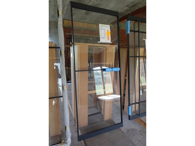 Pivoterende stalen deur met glas - afbeelding 2 van  3