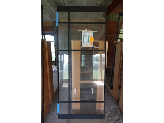 Pivoterende stalen deur met glas - afbeelding 1 van  3