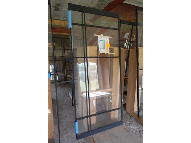 Pivoterende stalen deur met glas - afbeelding 2 van  3