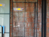 Pivoterende stalen deur met glas