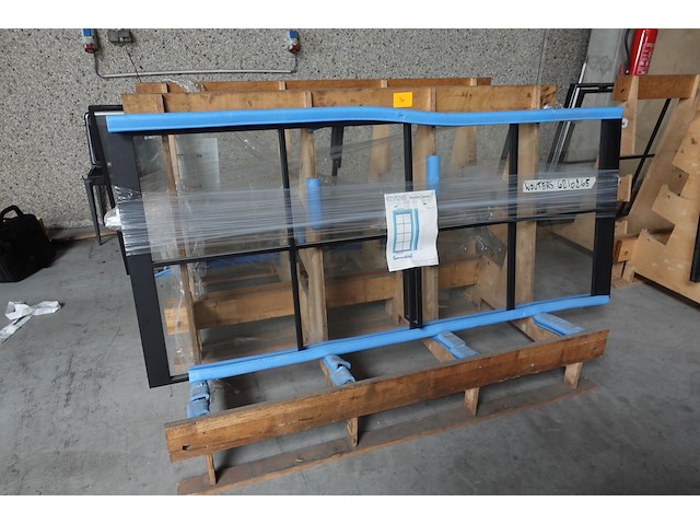 Pivoterende stalen deur met glas - afbeelding 1 van  3