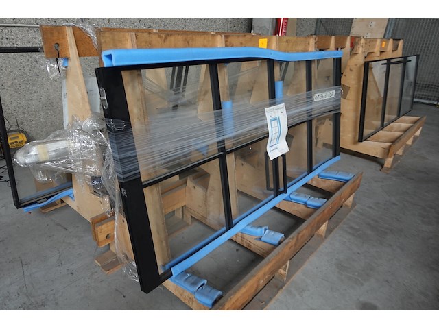 Pivoterende stalen deur met glas - afbeelding 2 van  3