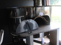 Pizzaoven, rvs uitvoering, met stenen bakvloer, met schouw, met gasaansluiting + hout, werking niet gekend - afbeelding 1 van  5