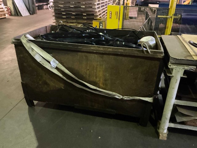 Plaatstalen container met restmetalen - afbeelding 1 van  3