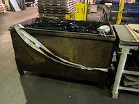 Plaatstalen container met restmetalen - afbeelding 1 van  3