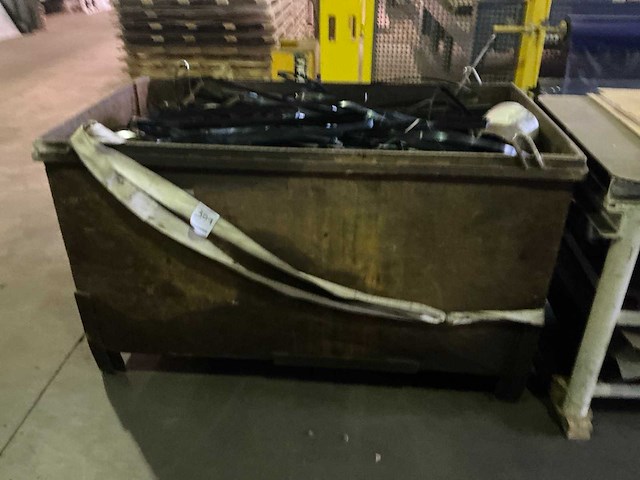 Plaatstalen container met restmetalen - afbeelding 2 van  3