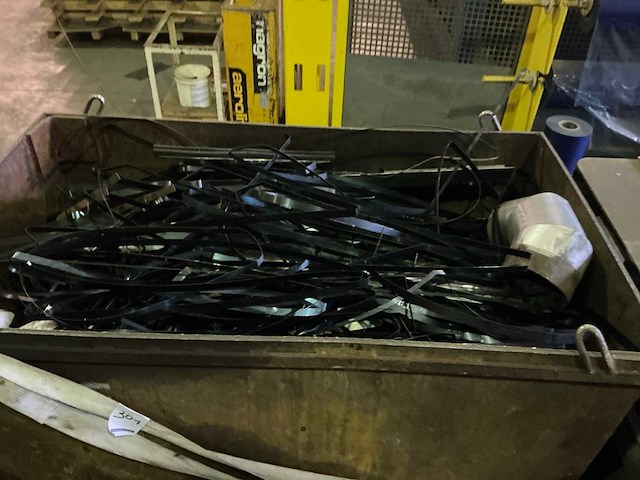 Plaatstalen container met restmetalen - afbeelding 3 van  3