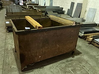 Plaatstalen container met restmetalen - afbeelding 1 van  4