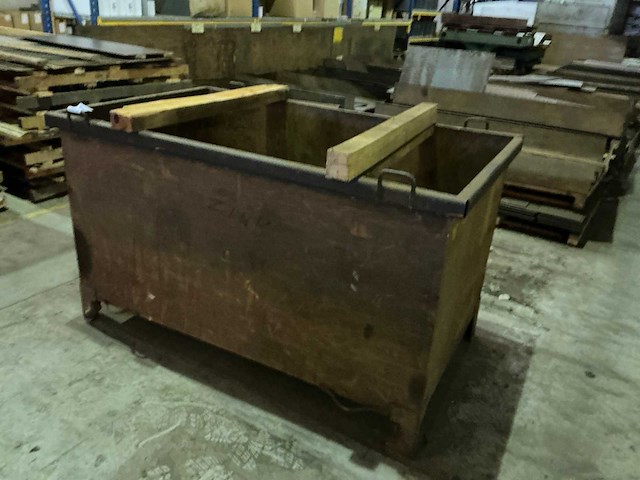 Plaatstalen container met restmetalen - afbeelding 2 van  4