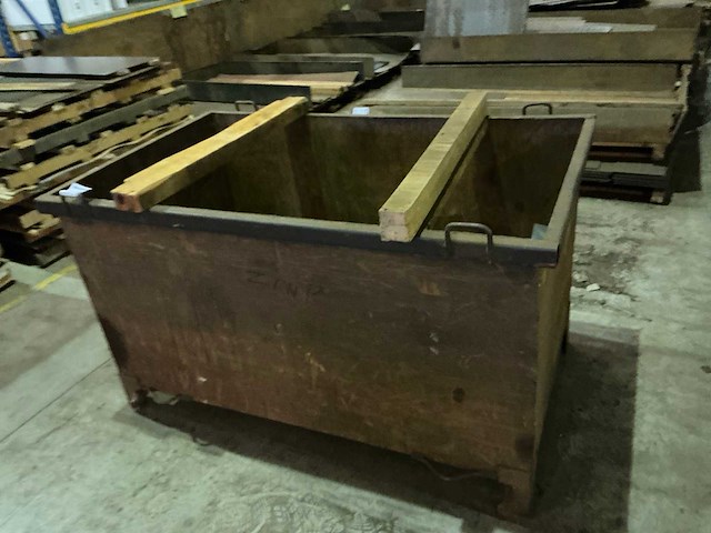 Plaatstalen container met restmetalen - afbeelding 3 van  4