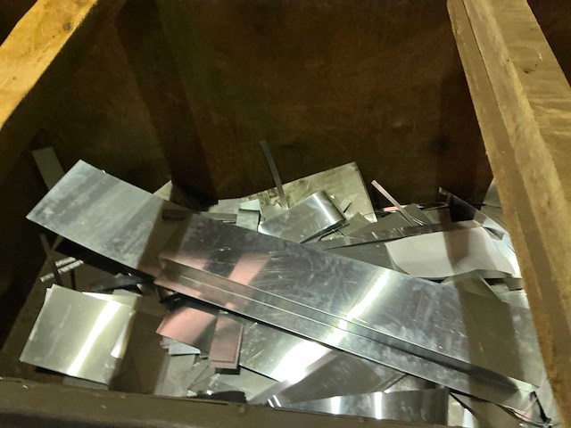 Plaatstalen container met restmetalen - afbeelding 4 van  4