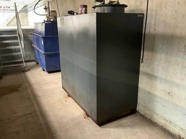 Plaatstalen opslagtank met pomp - afbeelding 1 van  5