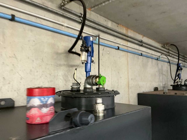 Plaatstalen opslagtank met pomp - afbeelding 4 van  5