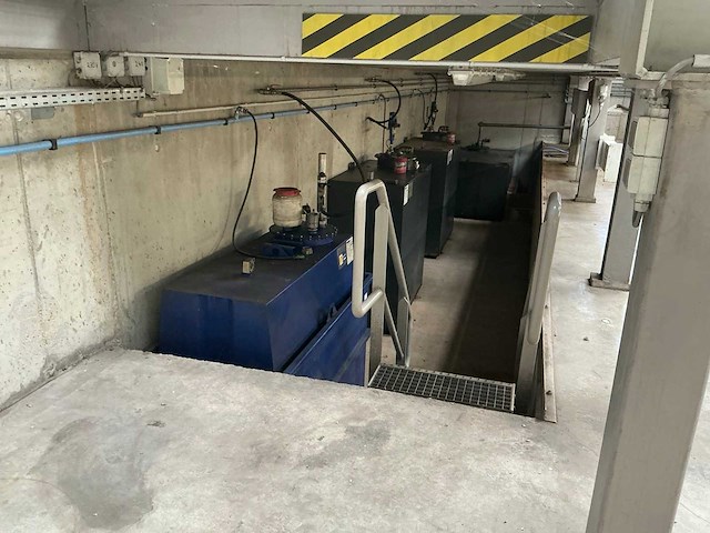 Plaatstalen opslagtank met pomp - afbeelding 5 van  5