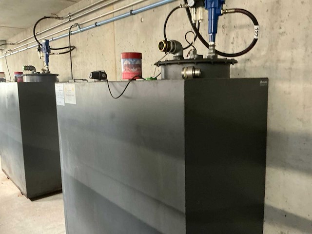 Plaatstalen opslagtank met pomp - afbeelding 1 van  5