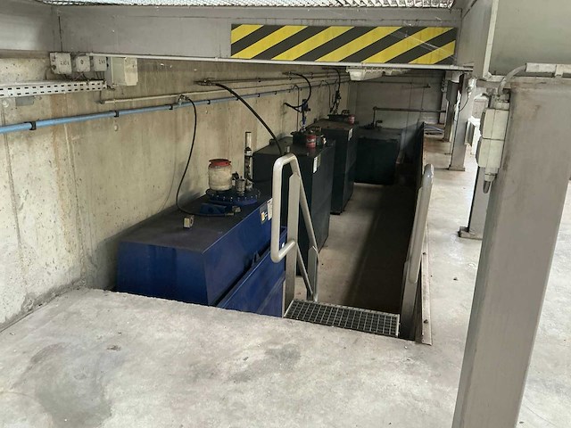 Plaatstalen opslagtank met pomp - afbeelding 5 van  5