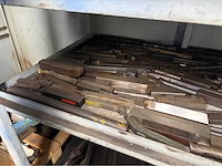 Plaatstalen werkplaatskast met draaigereedschappen - afbeelding 2 van  7