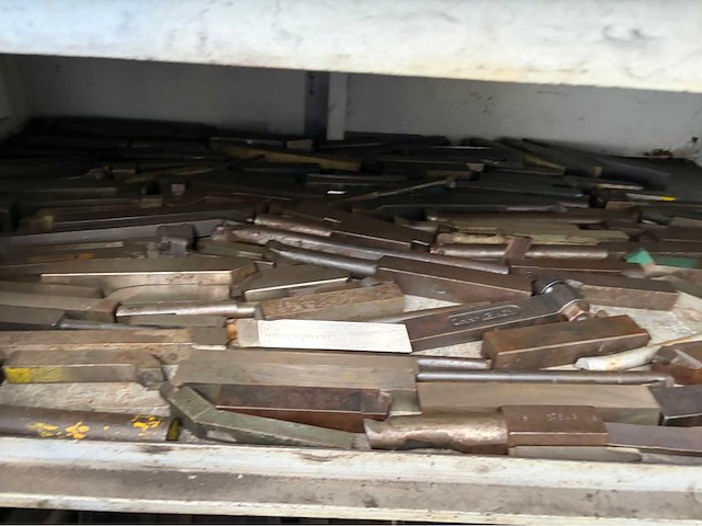 Plaatstalen werkplaatskast met draaigereedschappen - afbeelding 7 van  7