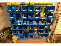 Plank met tuitbakken en inhoud - afbeelding 16 van  16