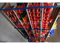 Planken, beslag, elektrische apparatuur, leidingen