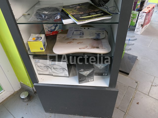 Plankmeubilair en de inhoud van computerapparatuur - afbeelding 3 van  4