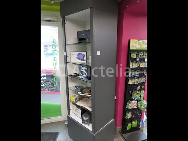 Plankmeubilair en de inhoud van computerapparatuur - afbeelding 1 van  4