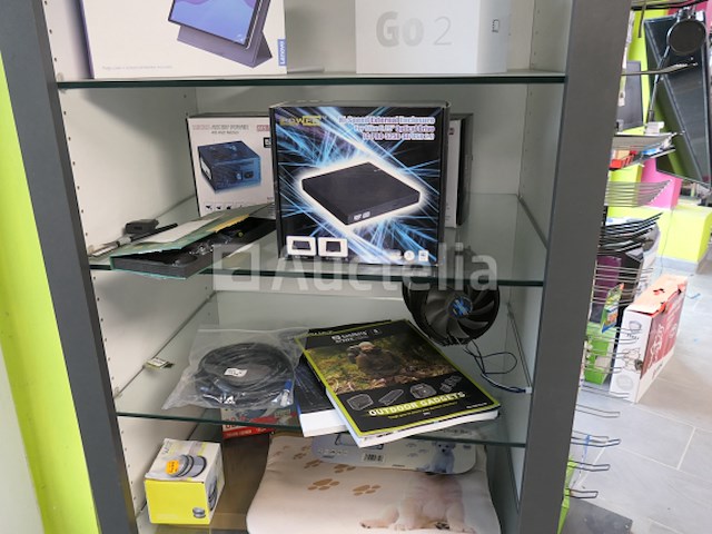 Plankmeubilair en de inhoud van computerapparatuur - afbeelding 4 van  4