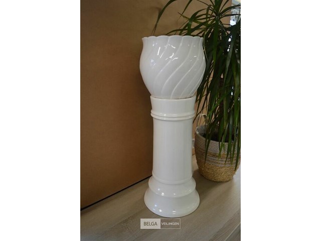 Plant en bloempot op zuil[ licht beschadigd] - afbeelding 3 van  4