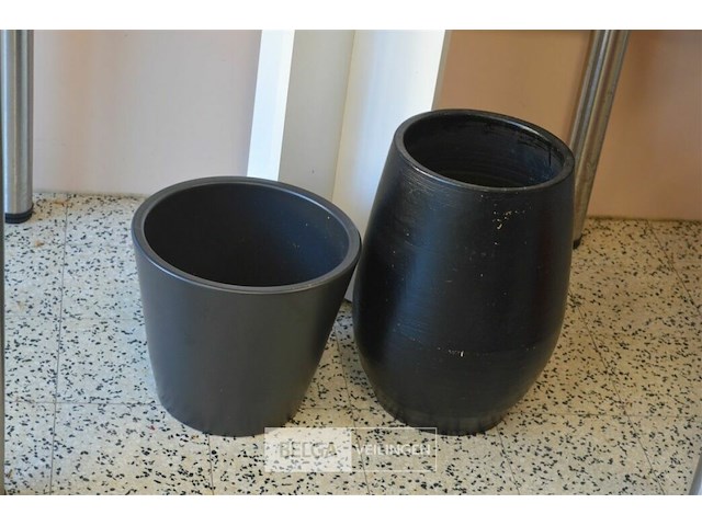 Plant met zuil en 2 ardewerk bloempotten - afbeelding 4 van  4