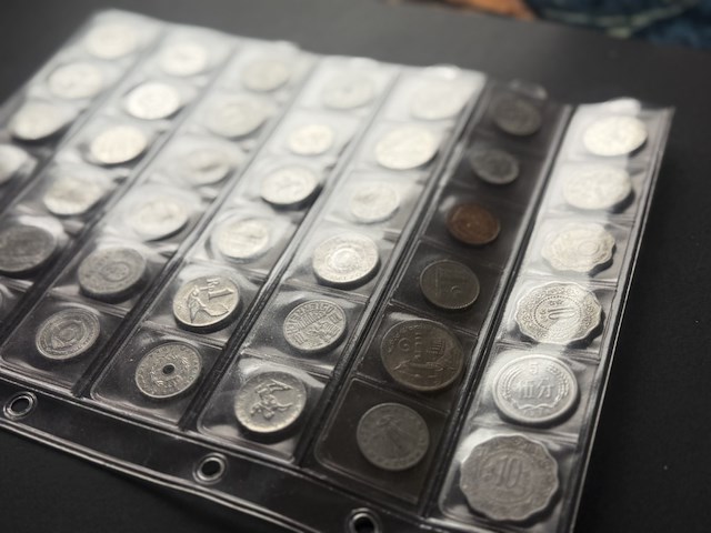 Plastic mapje met diverse kleine munten - afbeelding 1 van  4