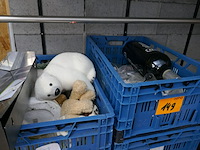 Plastieken bakken met allerhande kerst en paasdecoratie + bloempotten - afbeelding 2 van  6