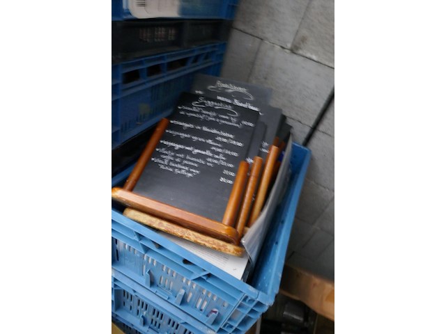 Plastieken bakken met allerhande kerst en paasdecoratie + bloempotten - afbeelding 3 van  6