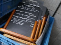 Plastieken bakken met allerhande kerst en paasdecoratie + bloempotten - afbeelding 3 van  6