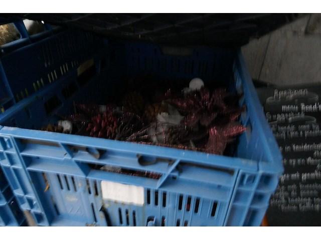 Plastieken bakken met allerhande kerst en paasdecoratie + bloempotten - afbeelding 4 van  6