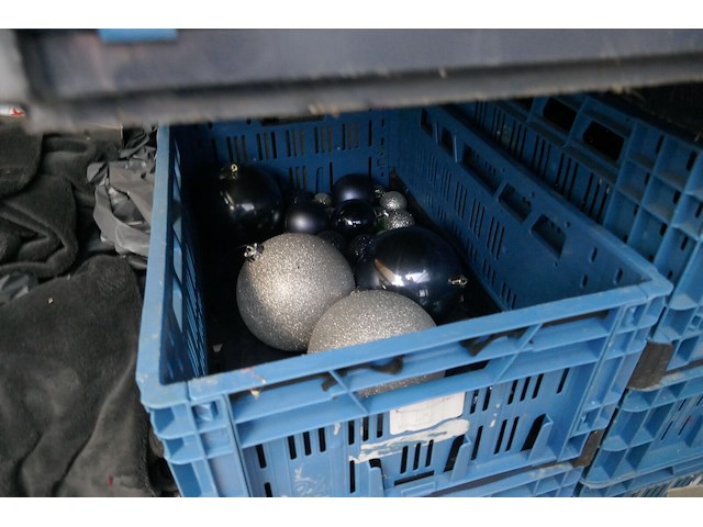 Plastieken bakken met allerhande kerst en paasdecoratie + bloempotten - afbeelding 6 van  6