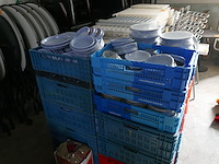 Plastieken bakken met blauwe platte borden - afbeelding 1 van  6