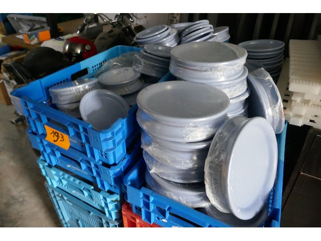 Plastieken bakken met blauwe platte borden - afbeelding 3 van  6