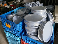Plastieken bakken met blauwe platte borden - afbeelding 3 van  6